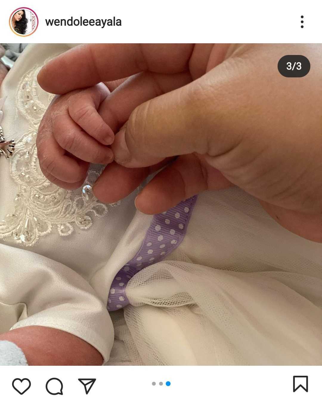 Wendolee toma la manito de Hannah Love Hill en la sala del hospital de niños. | Foto: Captura de Instagram/wendoleeayala