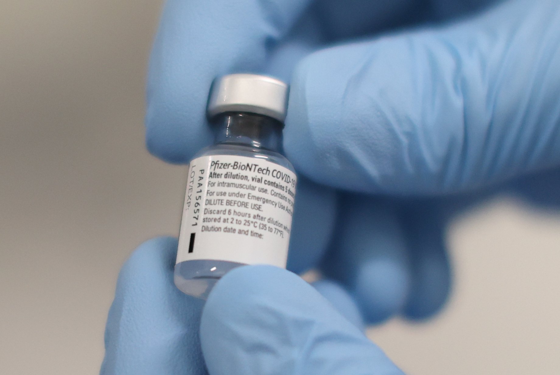 Eine Durchstechflasche mit dem Pfizer/BioNTech Covid-19-Impfstoff | Quelle: Getty Images