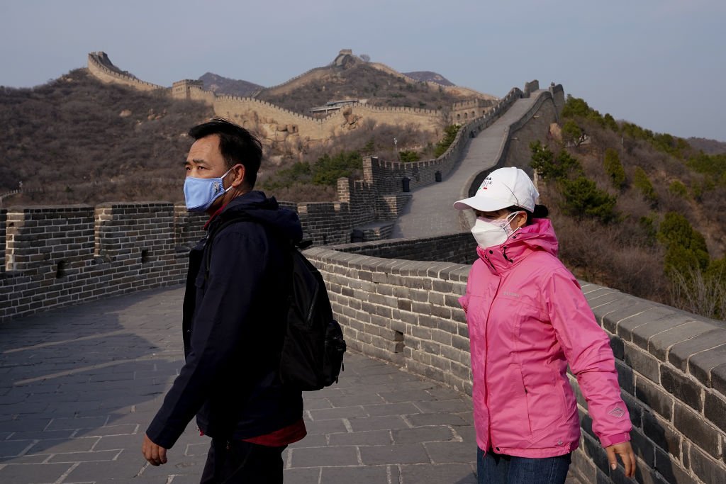 Turistas chinos con mascarillas visitan la casi vacía Gran Muralla de Badaling el 24 de marzo de 2020 en Beijing, China. | Foto: Getty Images