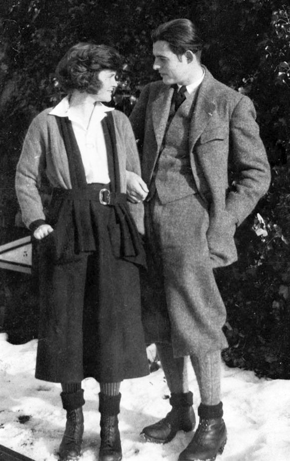 Ernest Hemingway and Hadley Hemingway in Chamby, Switzerland, 1922 | Source: Wikimedia Commons/ Owned by John F. Kennedy Presidential Library and Museum, Boston, ErnestHemingwayHadley1922, marked as public domain