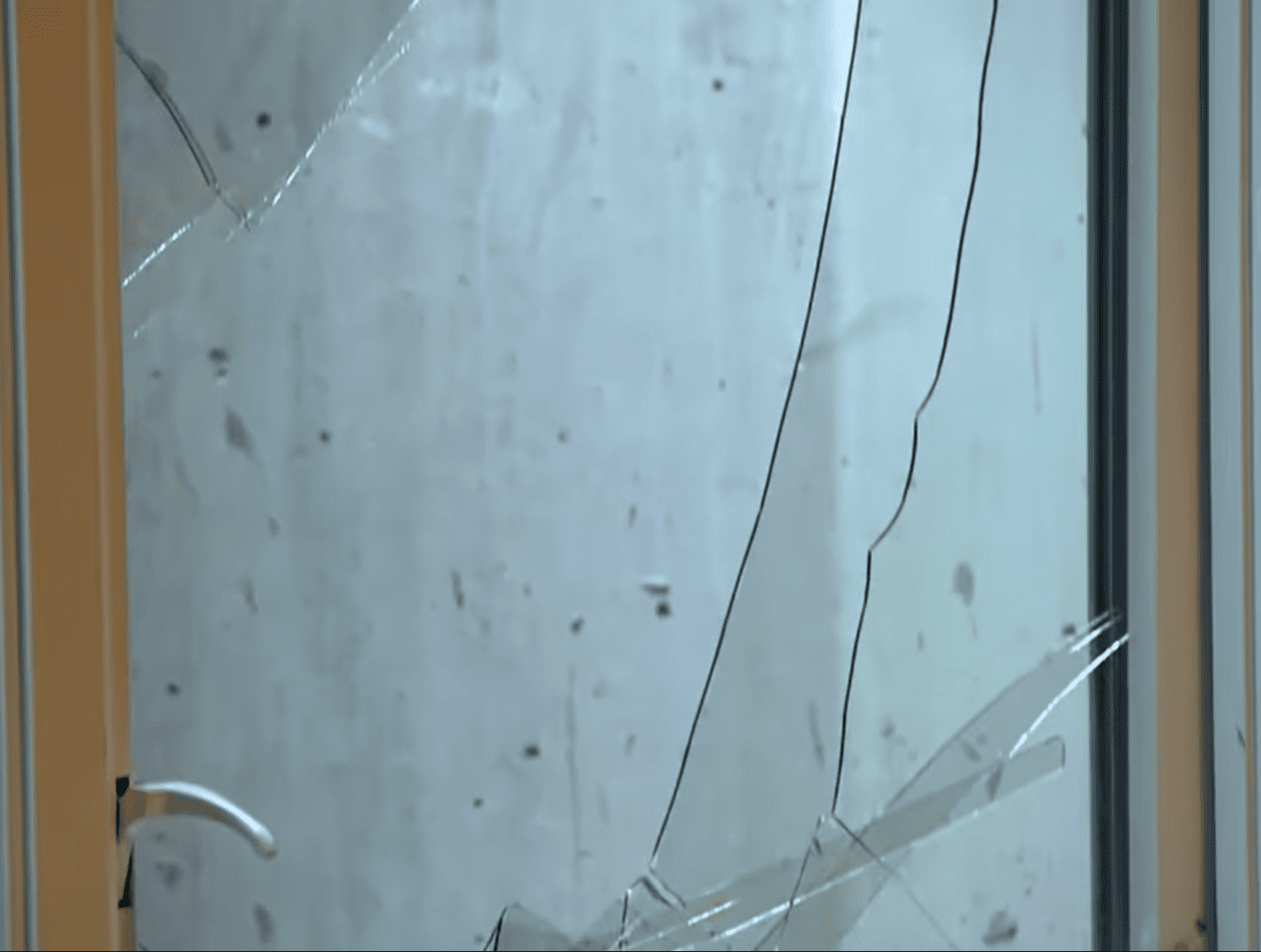 Ein zerbrochenes Fenster. | Quelle: Youtube.com/Inside Edition - Twitter.com/InsideEdition