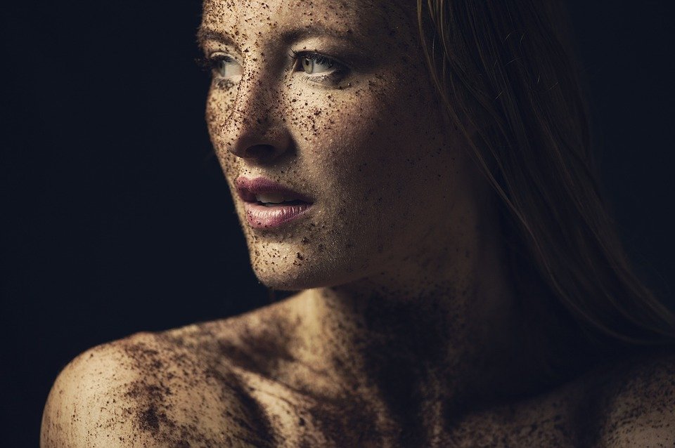 Mujer con el rostro lleno de suciedad.| Imagen: Pixabay