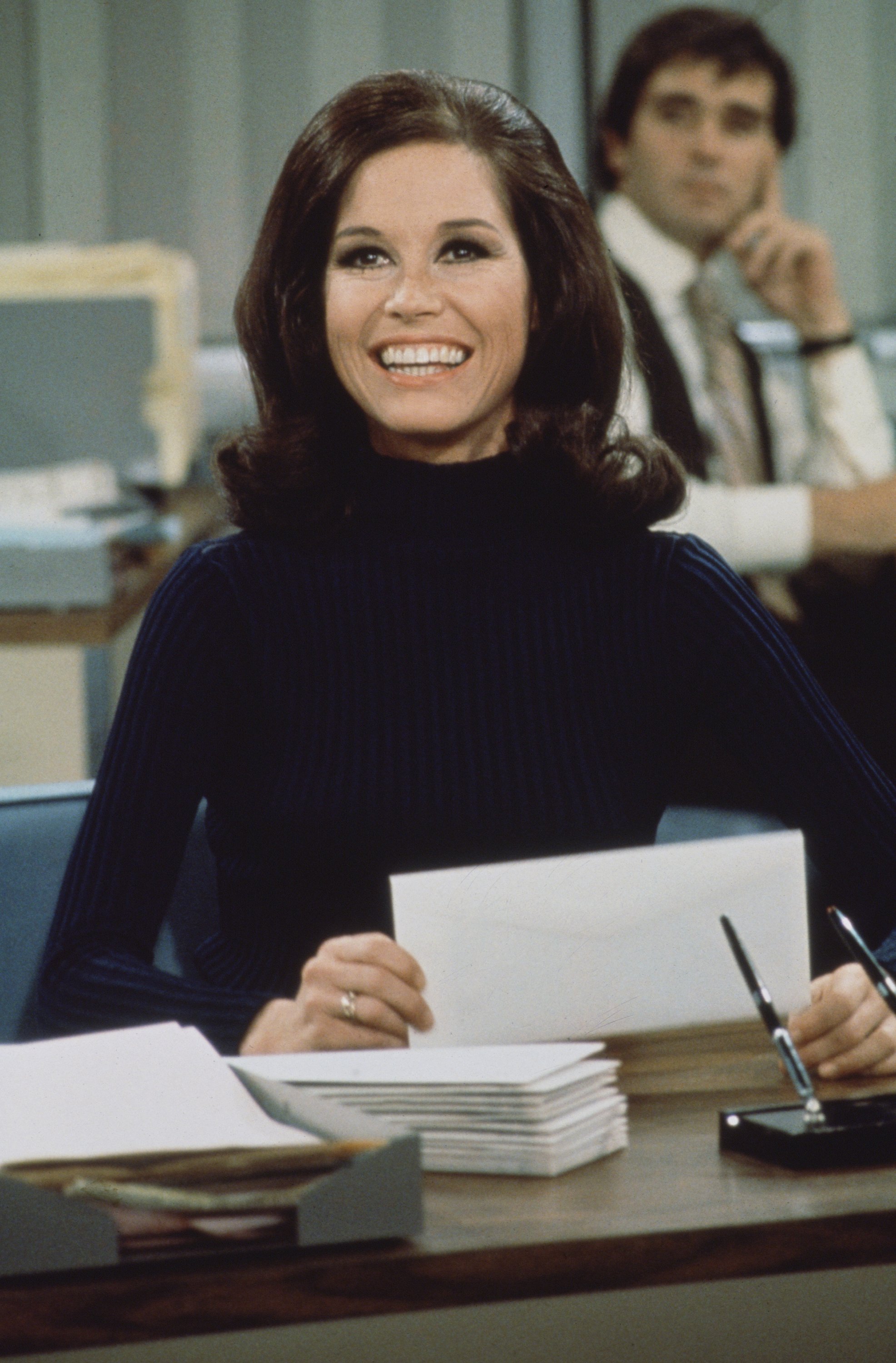  Mary Tyler Moore in a scene from 'The Mary Tyler Moore Show', Los Angeles, California, 1970 | Photo: Getty Images