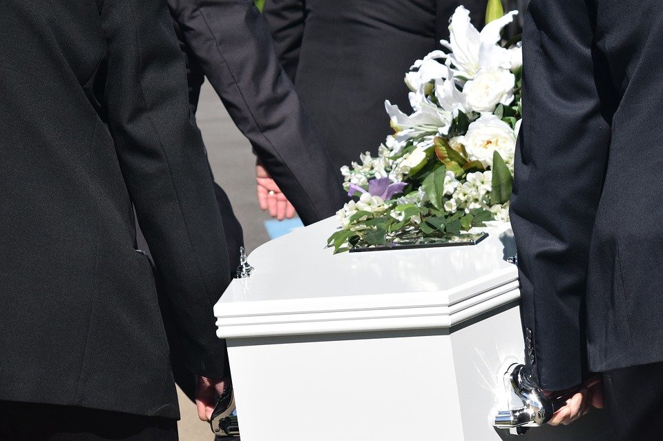 Personal de la funeraria llevando un ataúd. | Foto: Pixabay