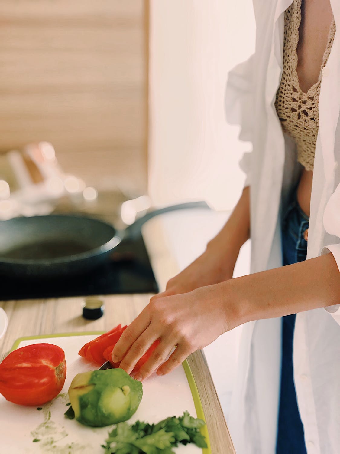 Mujer cortando los vegetales sobre una tabla mientras cocina. | Imagen: Pexels Mujer cortando los vegetales sobre una tabla mientras cocina. | Imagen: Pexels
