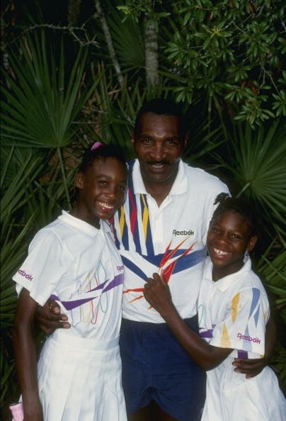 Serena Williams, Venus Williams and Richard Williams at a tennis camp in Florida, in 1992. | Photo: Getty Images