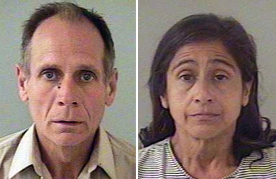 Phillip Garrido y su esposa Nancy Garrido poco después de su arresto el 27 de agosto de 2009 en Placerville, California. | Imagen: Getty Images