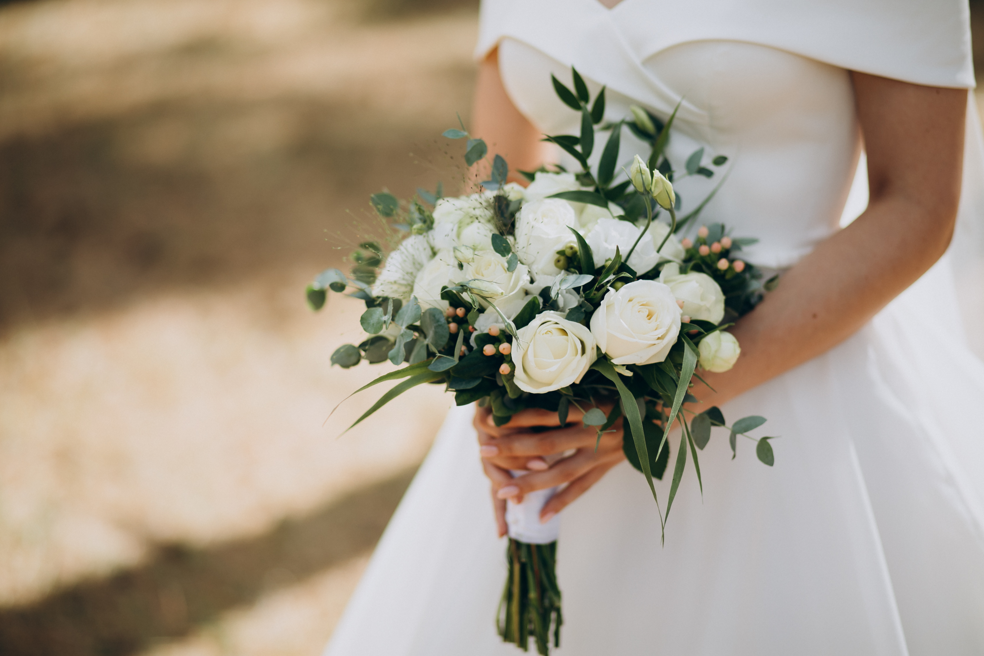 A bride holding a bouquet | Source: Freepik