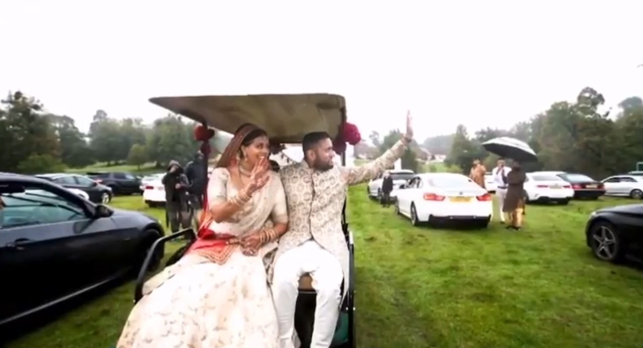 Paar fährt im Golf-Buggy nach der Hochzeit durch die Gäste in ihren Autos | Quelle: Facebook/Abisheik Khanna