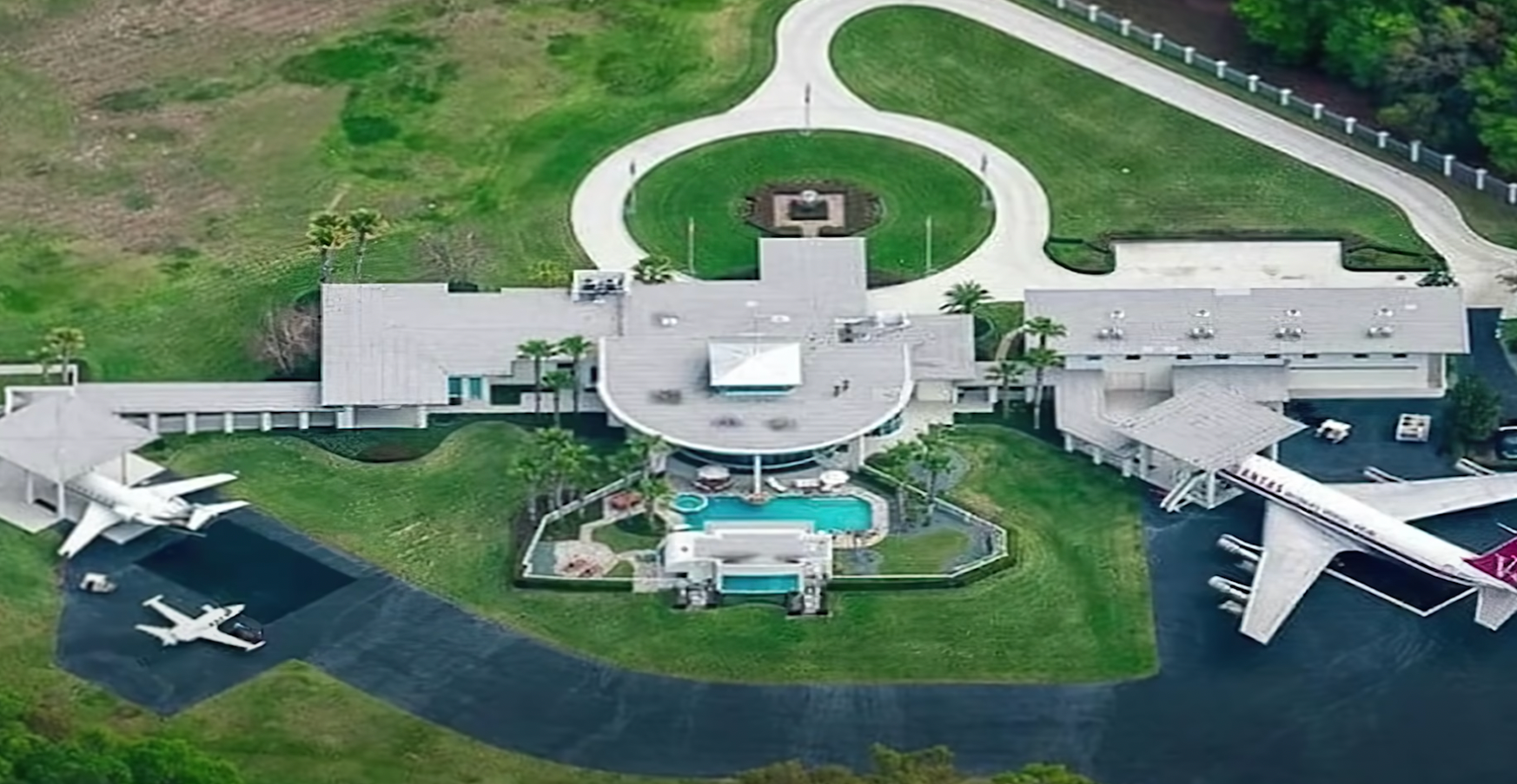 Vista aérea de la casa de John Travolta en Florida | Foto: YouTube/The Richest