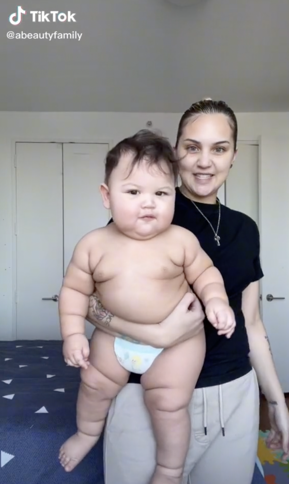 Alexa Priego, zusammen mit ihrem Sohn Kason. | Source: tiktok.com/@abeautyfamily/video/7074226149077028142