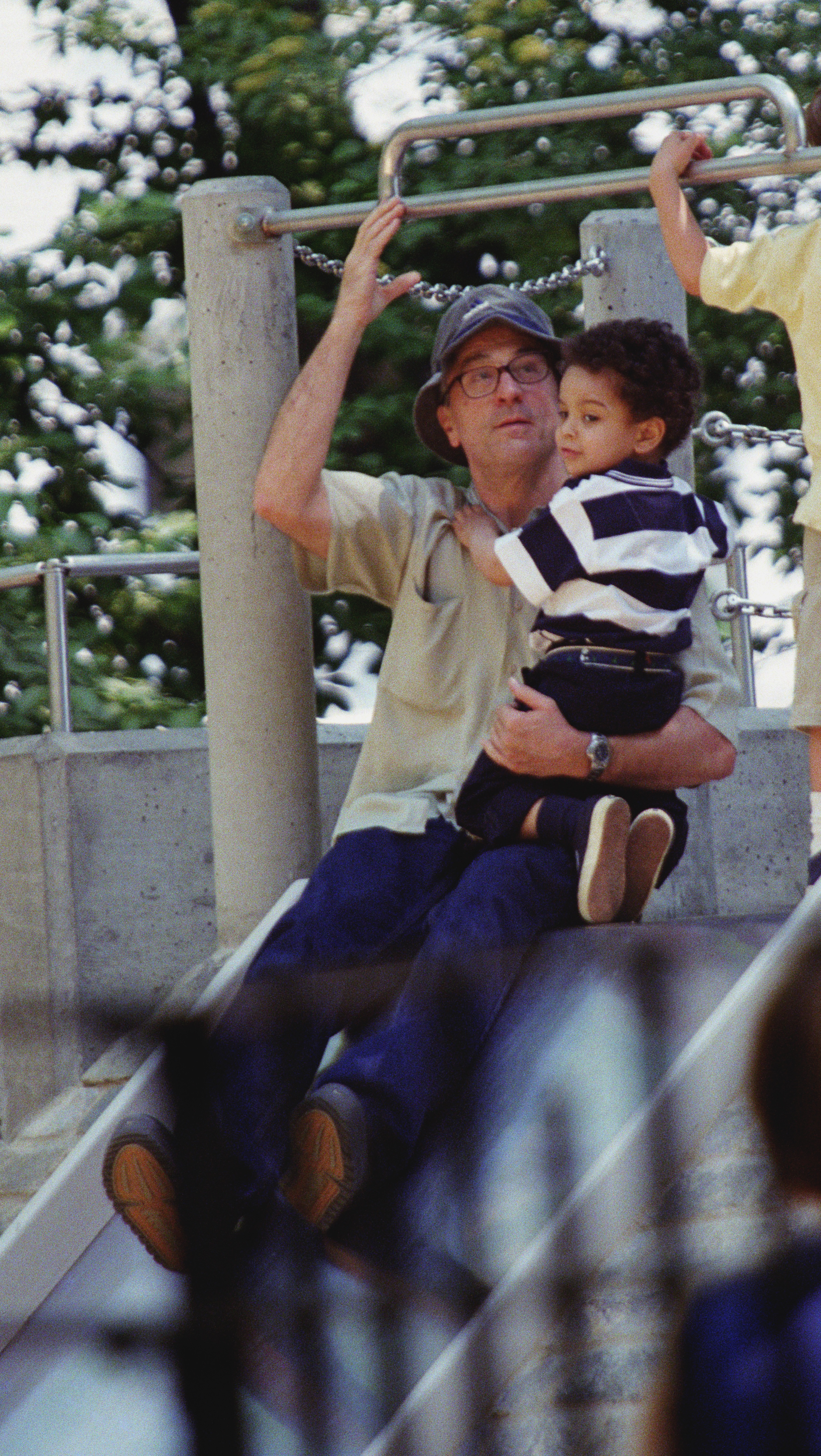 Robert De Niro and son, Elliot in Central Park, New York City on May 11, 2001 | Source: Getty Images