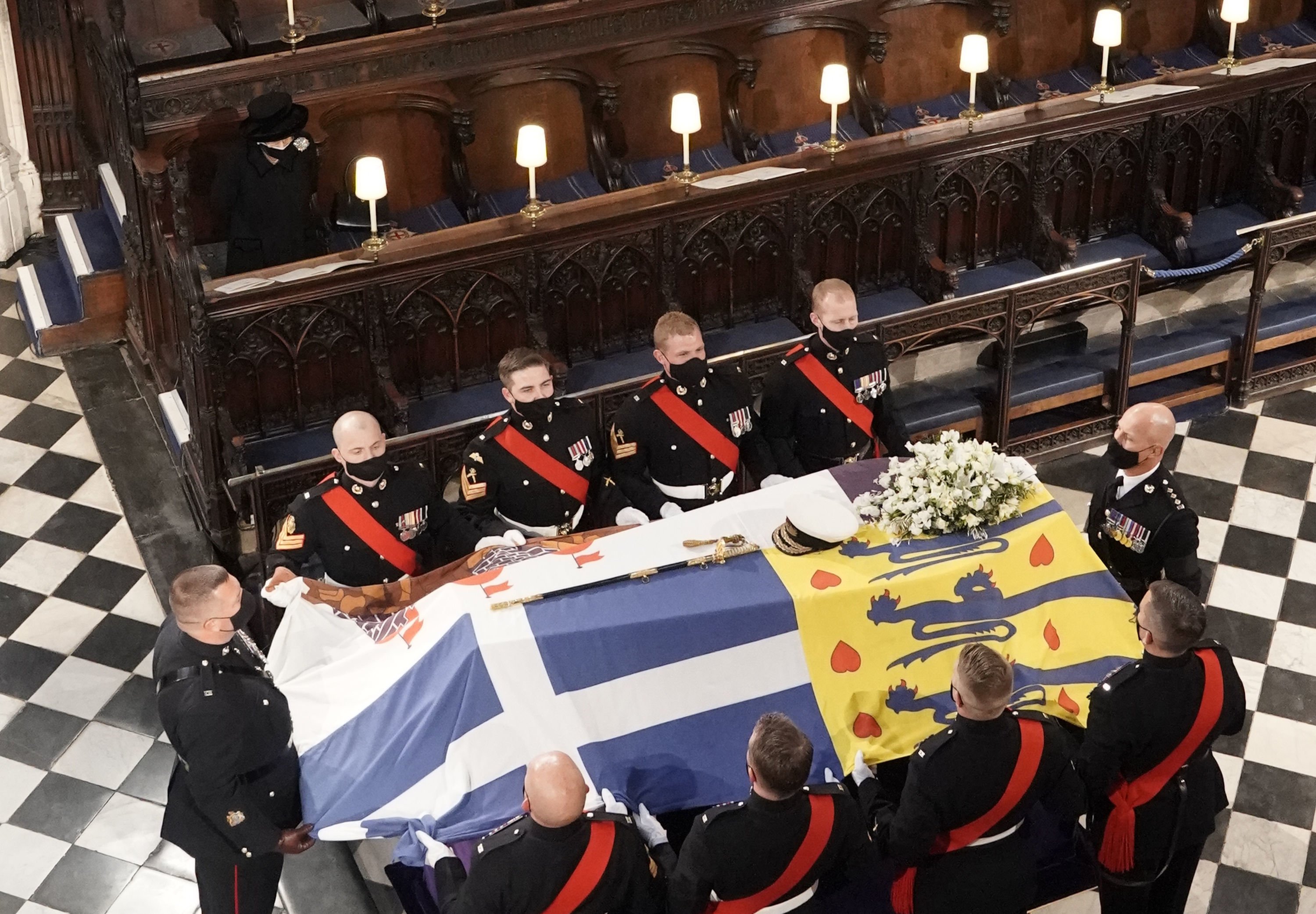 Königin Elizabeth II. (links) sieht zu, wie Sargträger den Sarg des Herzogs von Edinburgh während seiner Beerdigung in der St. George's Chapel auf Schloss Windsor am 17. April 2021 in Windsor, England, aufstellen | Quelle: Getty Images