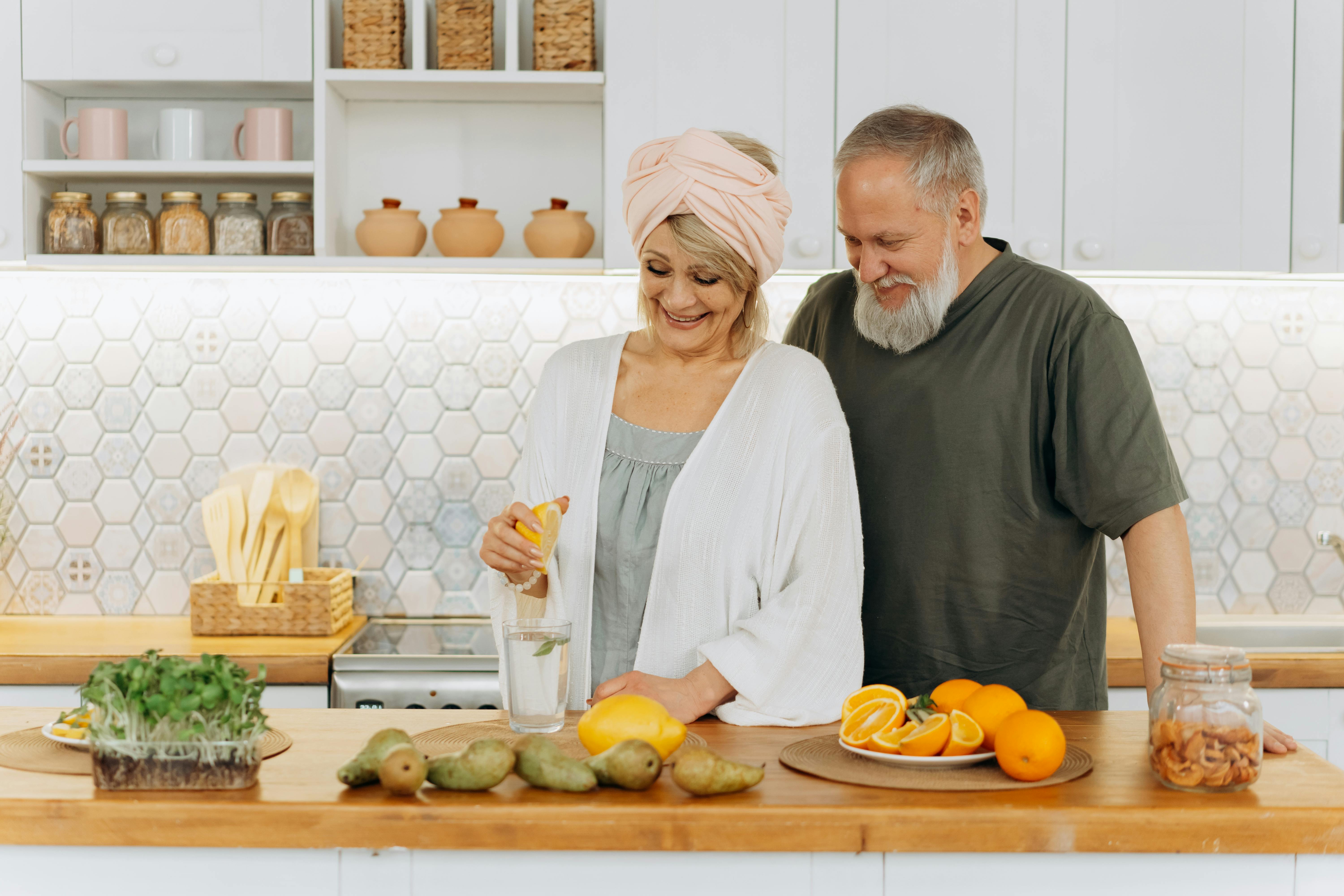 Husband and wife in the kitchen together | Source: Pexels