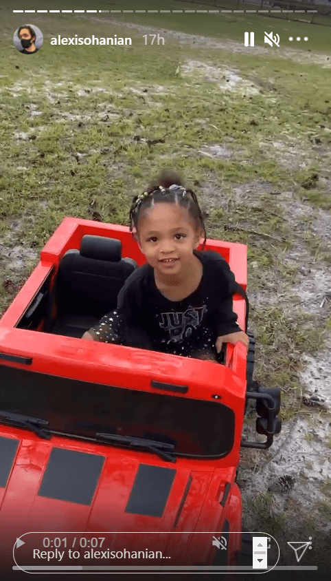 Olympia Ohanian in her red jeep. | Photo: Instagram/@alexisohanian