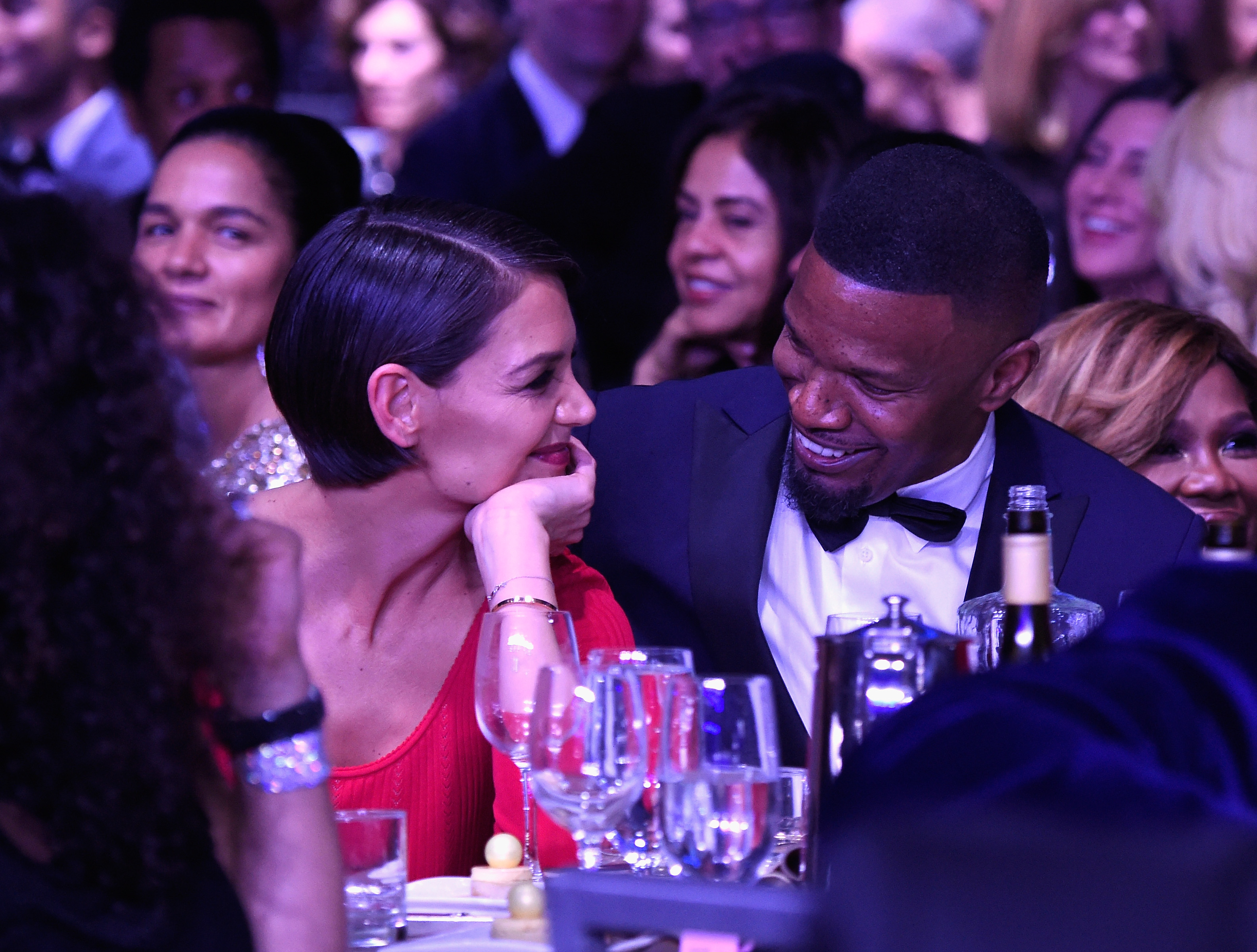 Katie Holmes y Jamie Foxx asisten a la Gala Clive Davis y la Academia de la Grabación Pre-GRAMMY, y el Homenaje de los GRAMMY a los iconos de la industria en honor a Jay-Z, el 27 de enero de 2018 en Nueva York. | Foto: Getty Images