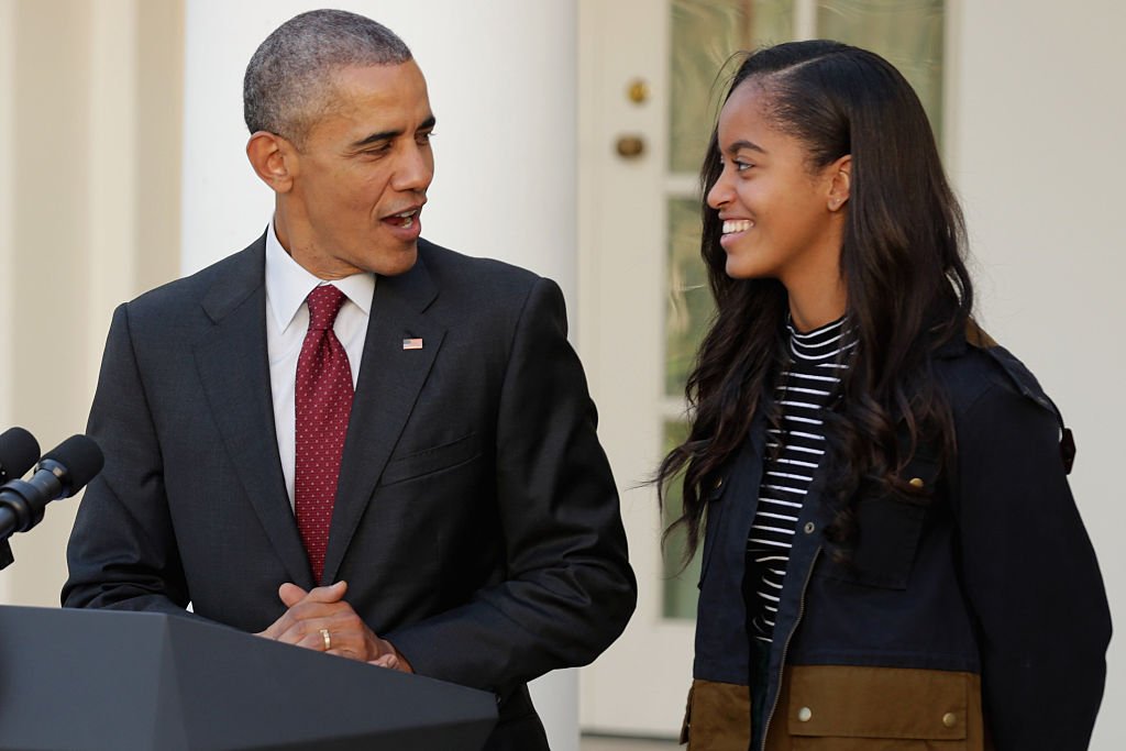 U.S. President Barack Obama (L) delivers remarks with his daughter Malia during the annual turkey pardoning ceremony in the Rose Garden at the White House | Photo: Getty Images