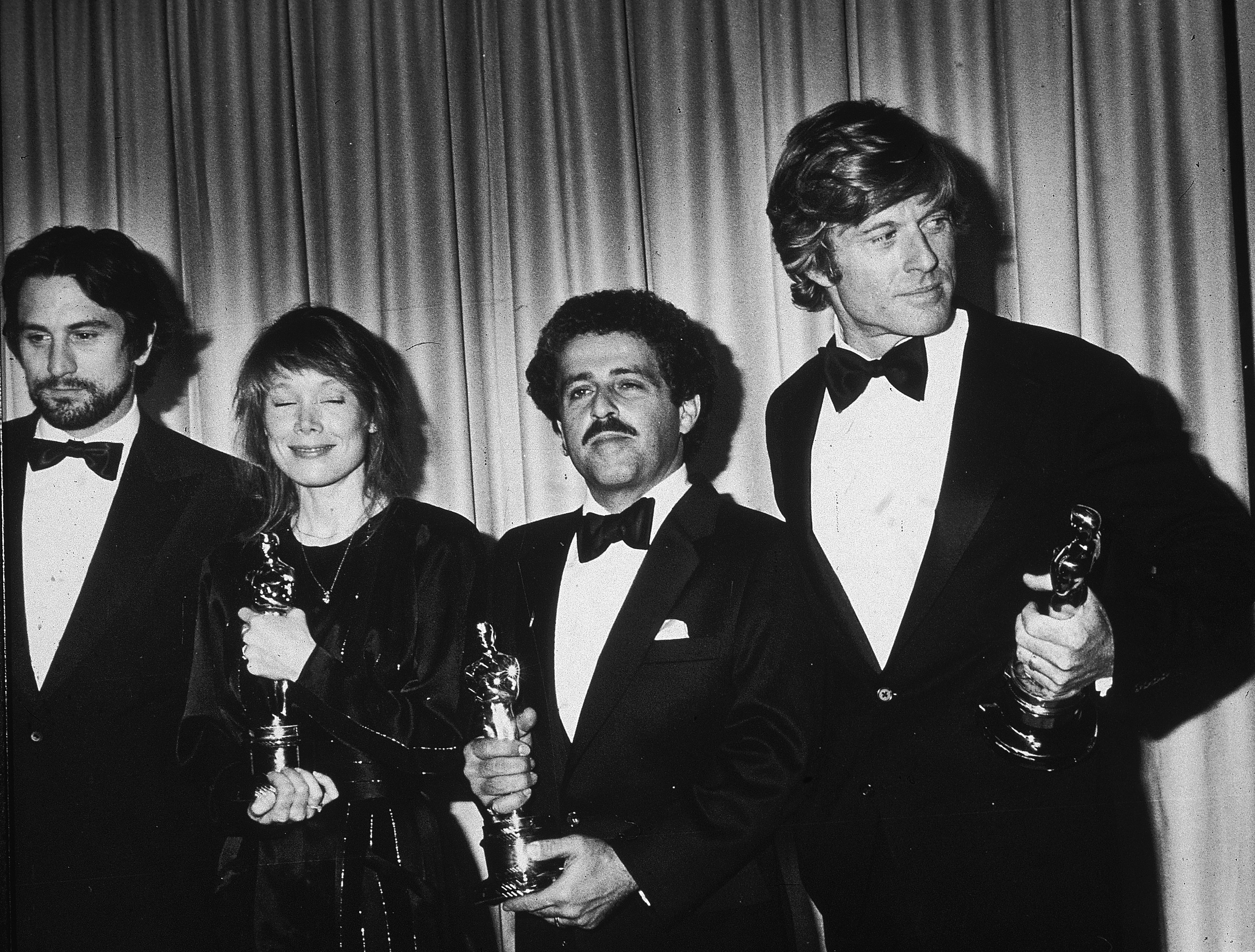 Robert De Niro, Sissy Spacek,  Robert L. Schwary, and Robert Redford backstage at the Academy Awards on  March 31, 1981, in Los Angeles, California. | Source: Getty Images