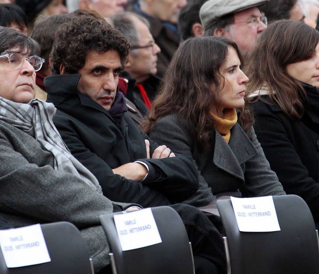 Mazarine Pingeot et son mari Mohamed Ulad-Mohand assistent aux funérailles de l'ancienne Première dame de France Danielle Mitterrand dans sa ville natale, le 26 novembre 2011 à Cluny. | Photo : Getty Images