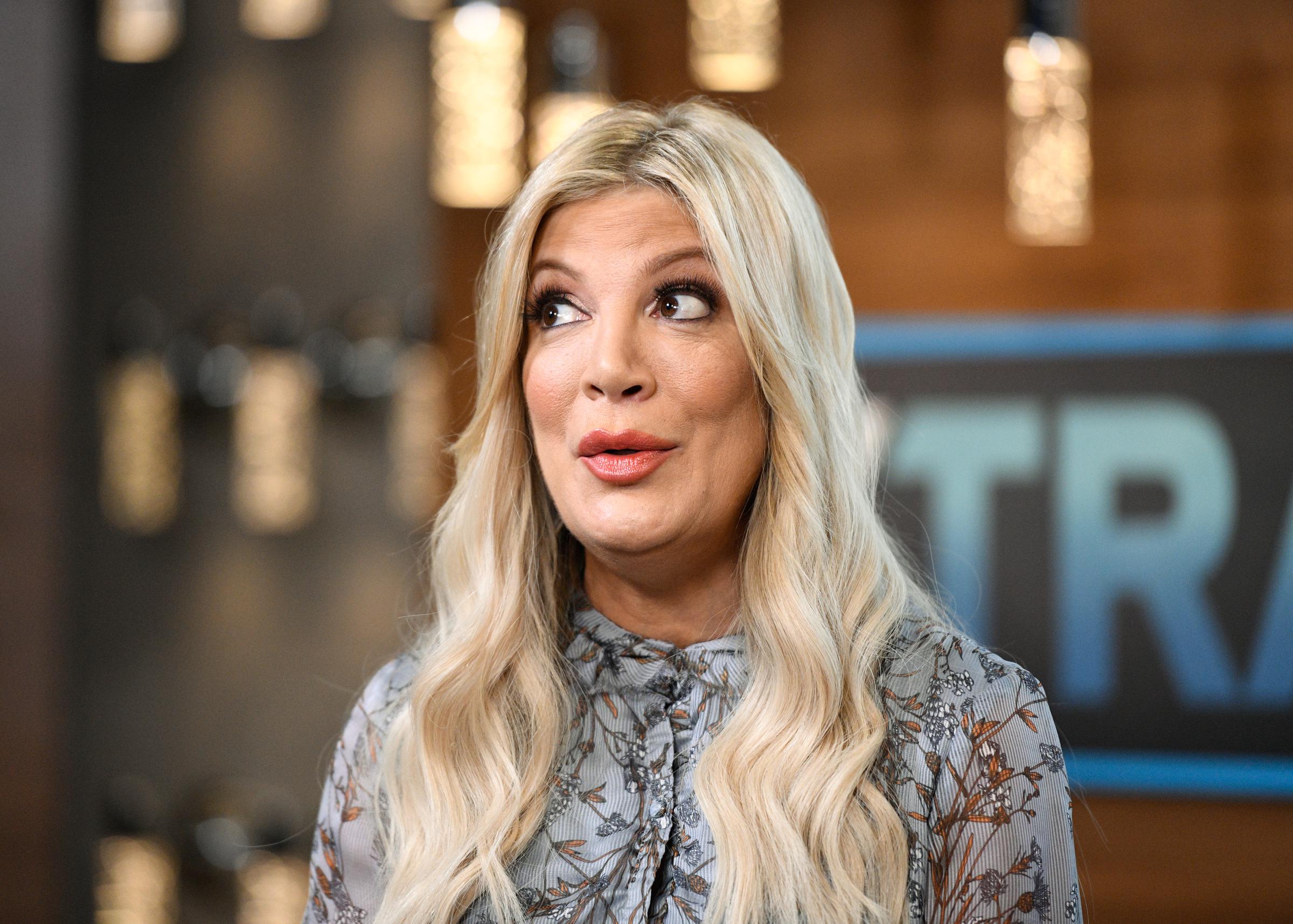 Tori Spelling visits "Extra" at Universal Studios Hollywood on January 31, 2019 | Source: Getty Images