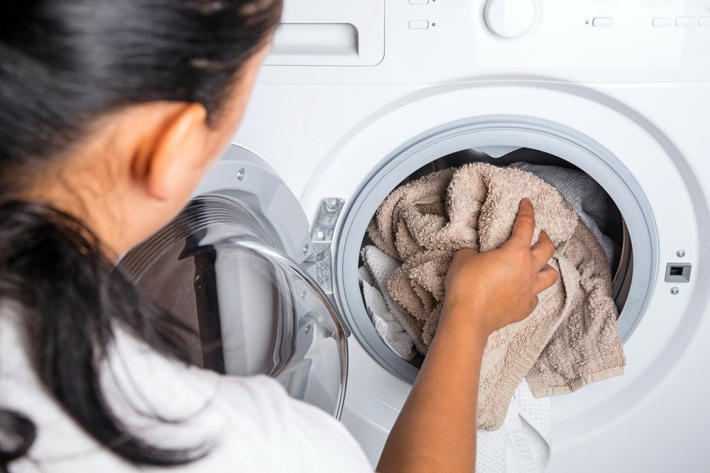 Mujer lavando su ropa. | Foto: Shutterstock.