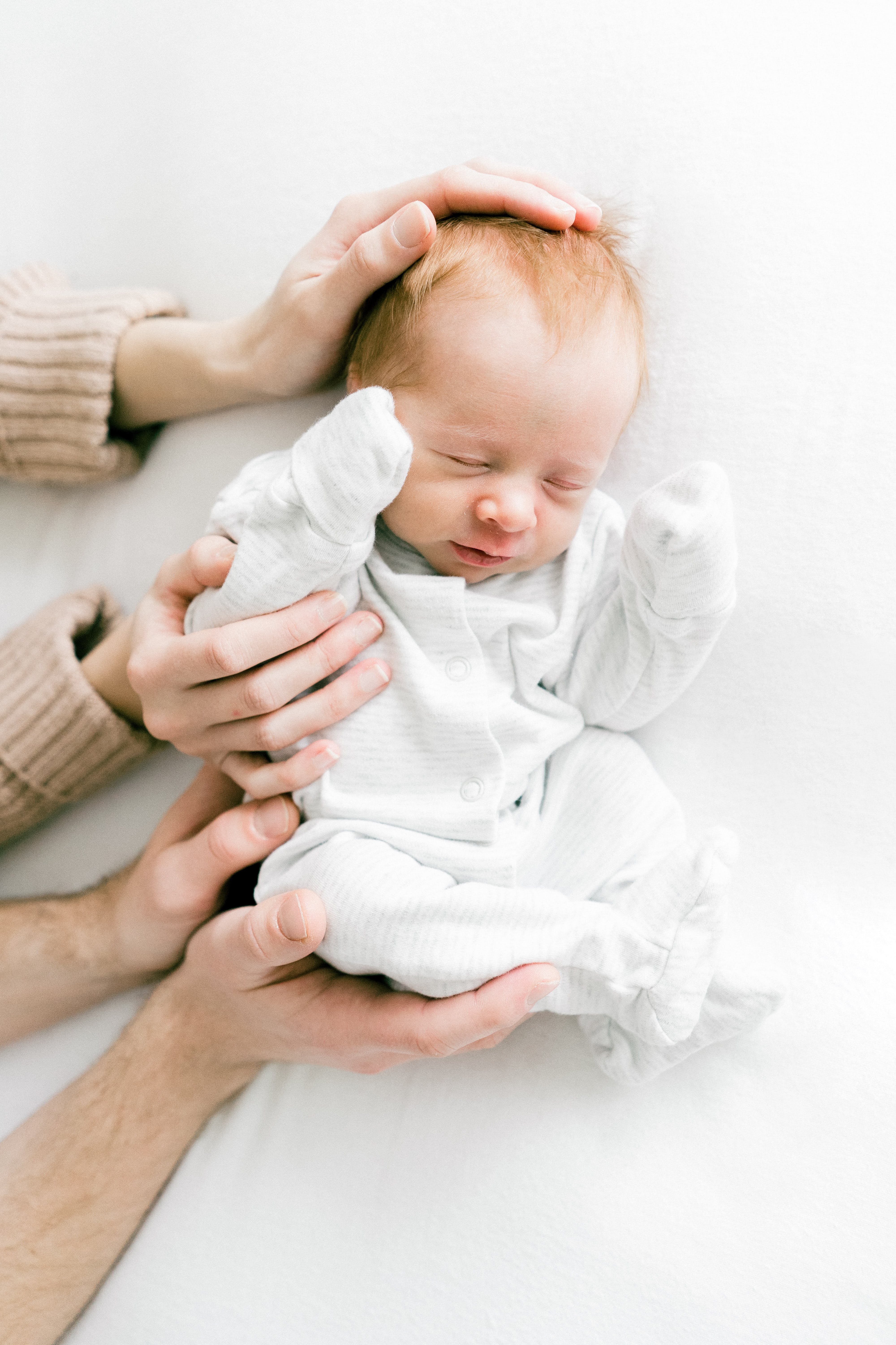Hands holding a little baby | Source: Pexels