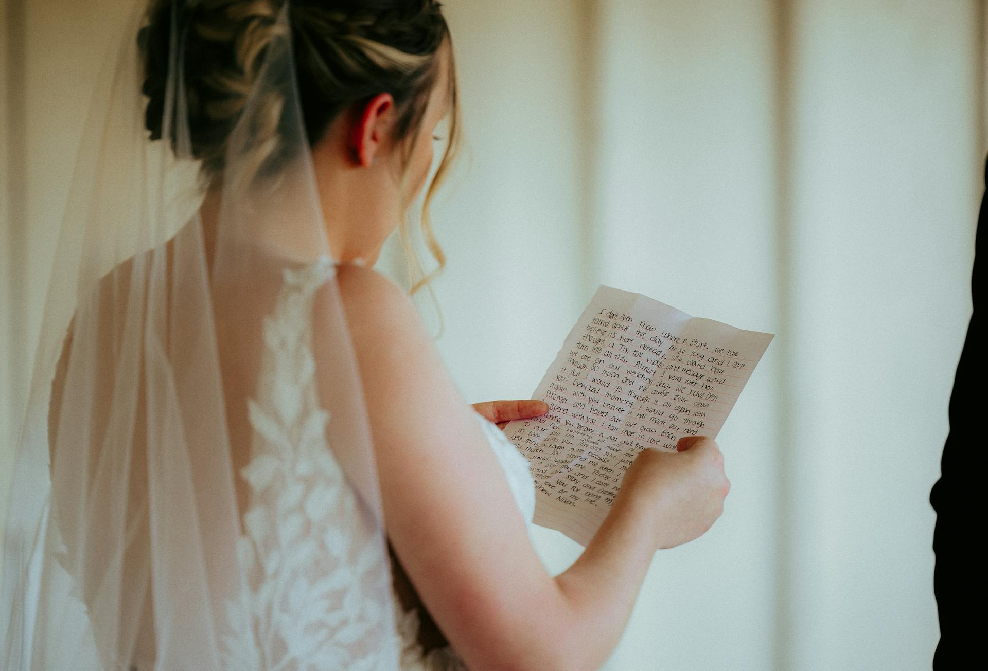 A bride reading her vows | Source: Pexels