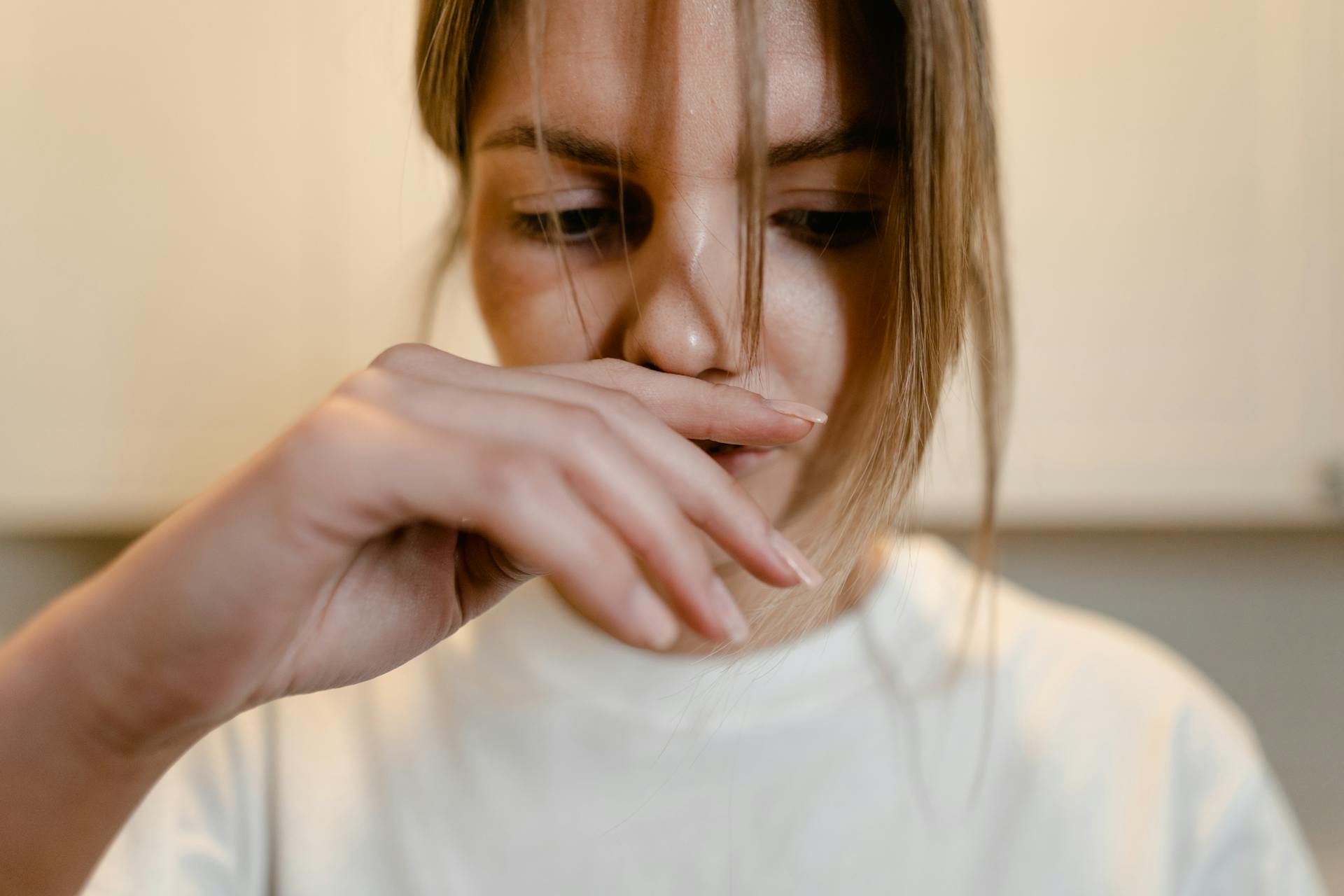 A woman covering her mouth | Source: Pexels