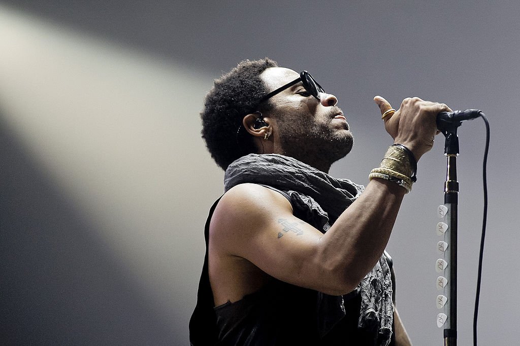 Lenny Kravitz performs on stage during a concert in the Rock in Rio Festival in September 2011| Photo: Getty Images