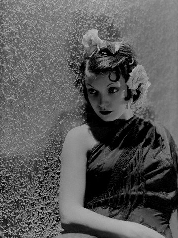 Conchita Montenegro, famosa actriz española, recostada de una pared. Año 1929. | Imagen: Flickr Conchita Montenegro, famosa actriz española, recostada de una pared. Año 1929. | Imagen: Flickr