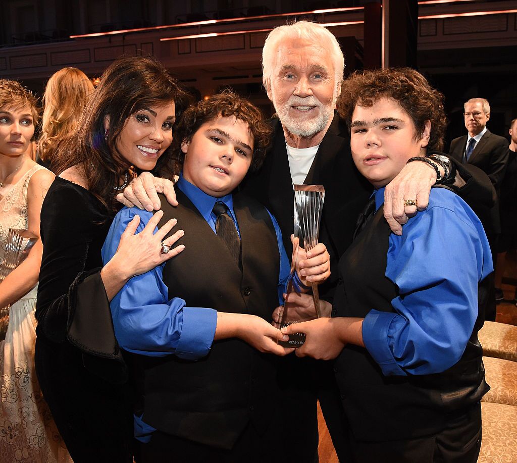Kenny Rogers with wife Wanda Miller and their twin sons at the 2015 "CMT Artists of the Year Awards" in Nashville | Source: Getty Images