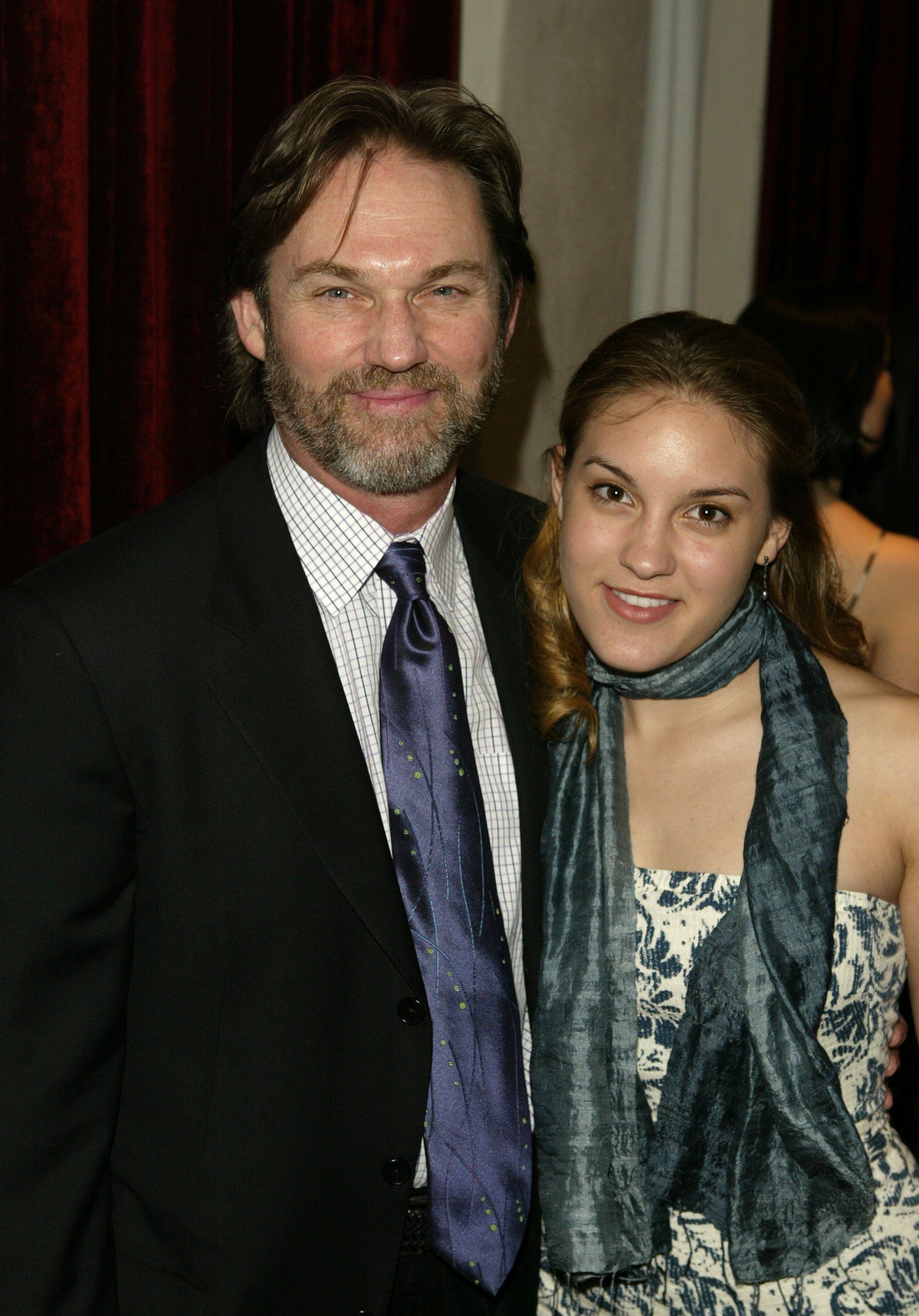Richard Thomas ve kızı Kendra Thomas, New York City'deki Minetta Lane Thearter'da 3 Mayıs 2004'te Broadway'de olağanüstü başarı için 19. Yıllık Lucille Lortel Ödüllerine katıldılar |  Kaynak: Getty Images 
