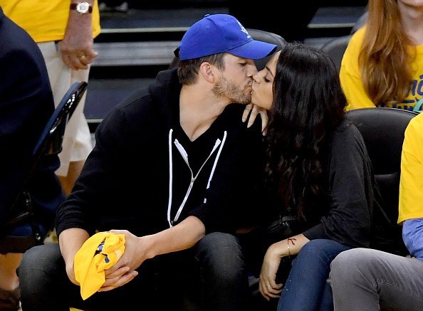 Ashton Kutcher, Mila Kunis, 2016 NBA Finals, 2. Spiel | Quelle: Getty Images