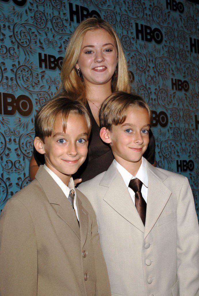 Madylin Sweeten con sus hermanos Sawyer Sweeten y Sullivan Sweeten en la fiesta posterior al Emmy el 18 de septiembre de 2005. | Foto: Getty Images