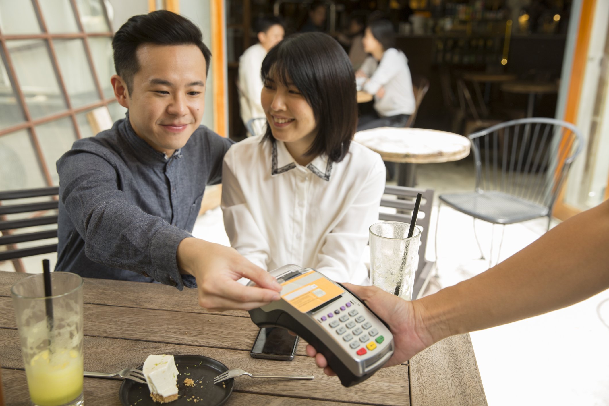 Kunde im Restaurant zahlt Rechnung mit Kreditkarte I Quelle: Getty Images