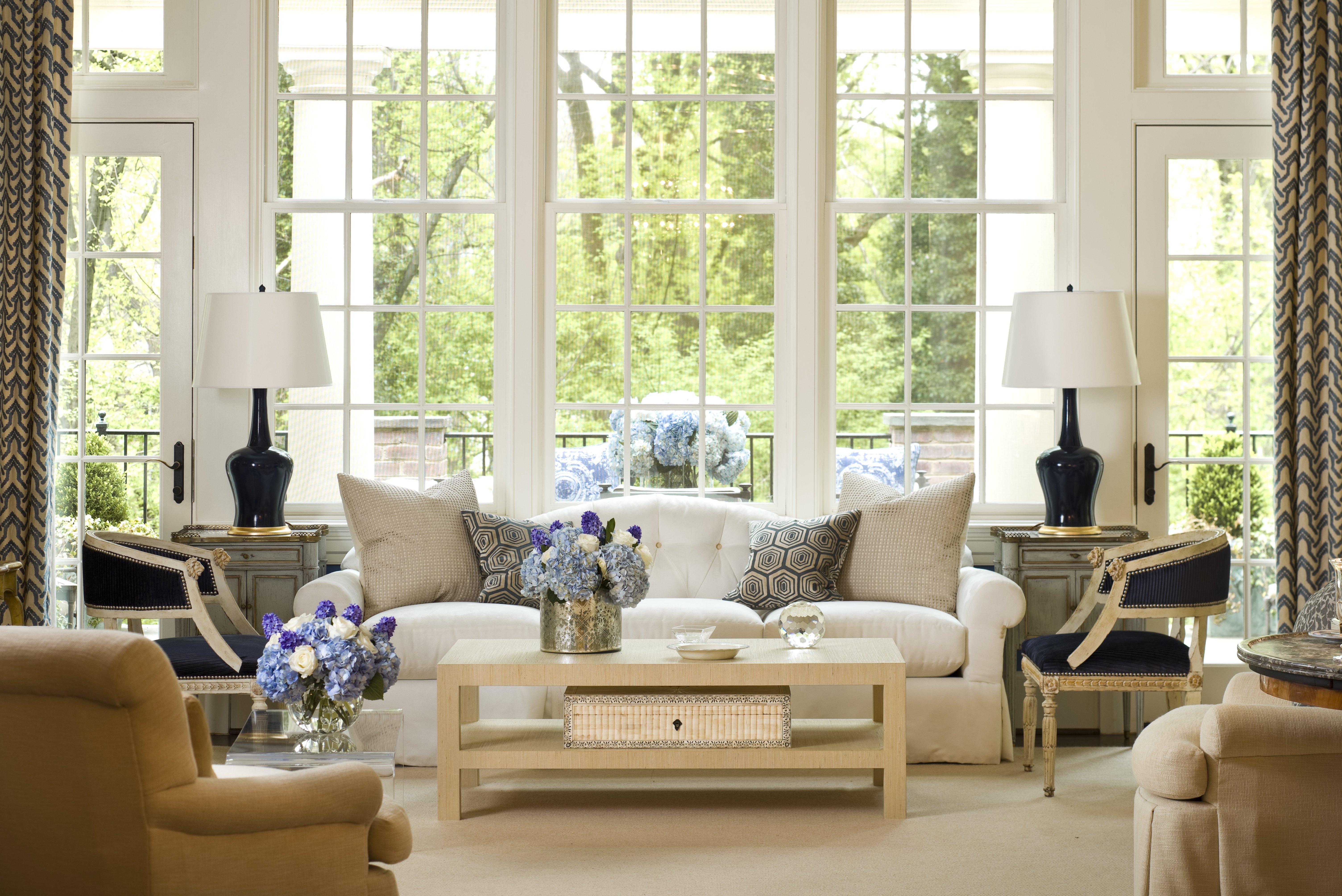  Geoff Tracy and Norah O'Donnell's luxurious lounge area with floor-to-ceiling windows.  | Photo: Getty Images