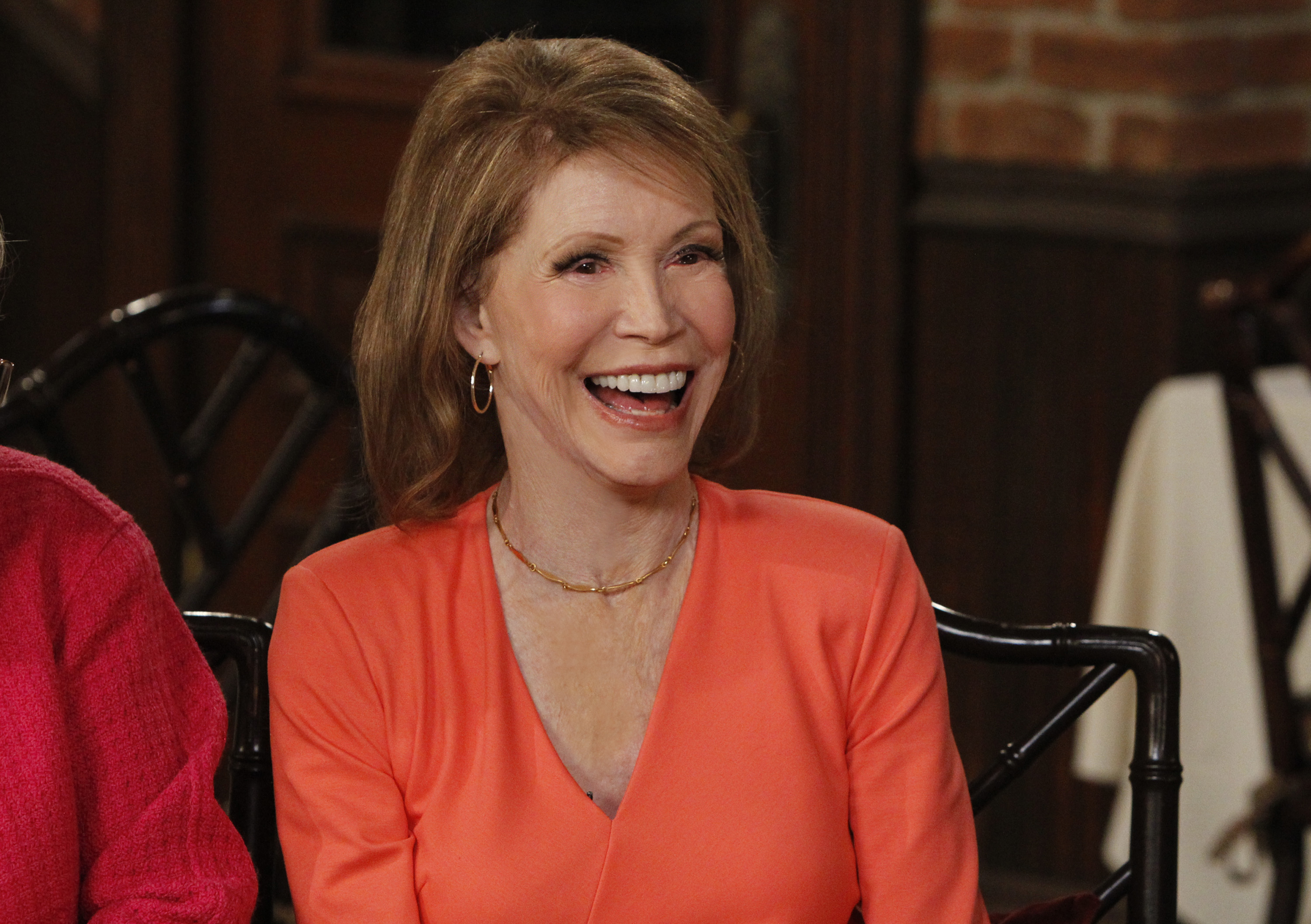 Mary Tyler Moore at the set of "Hot in Cleveland" in August 2013 | Source: Getty Images