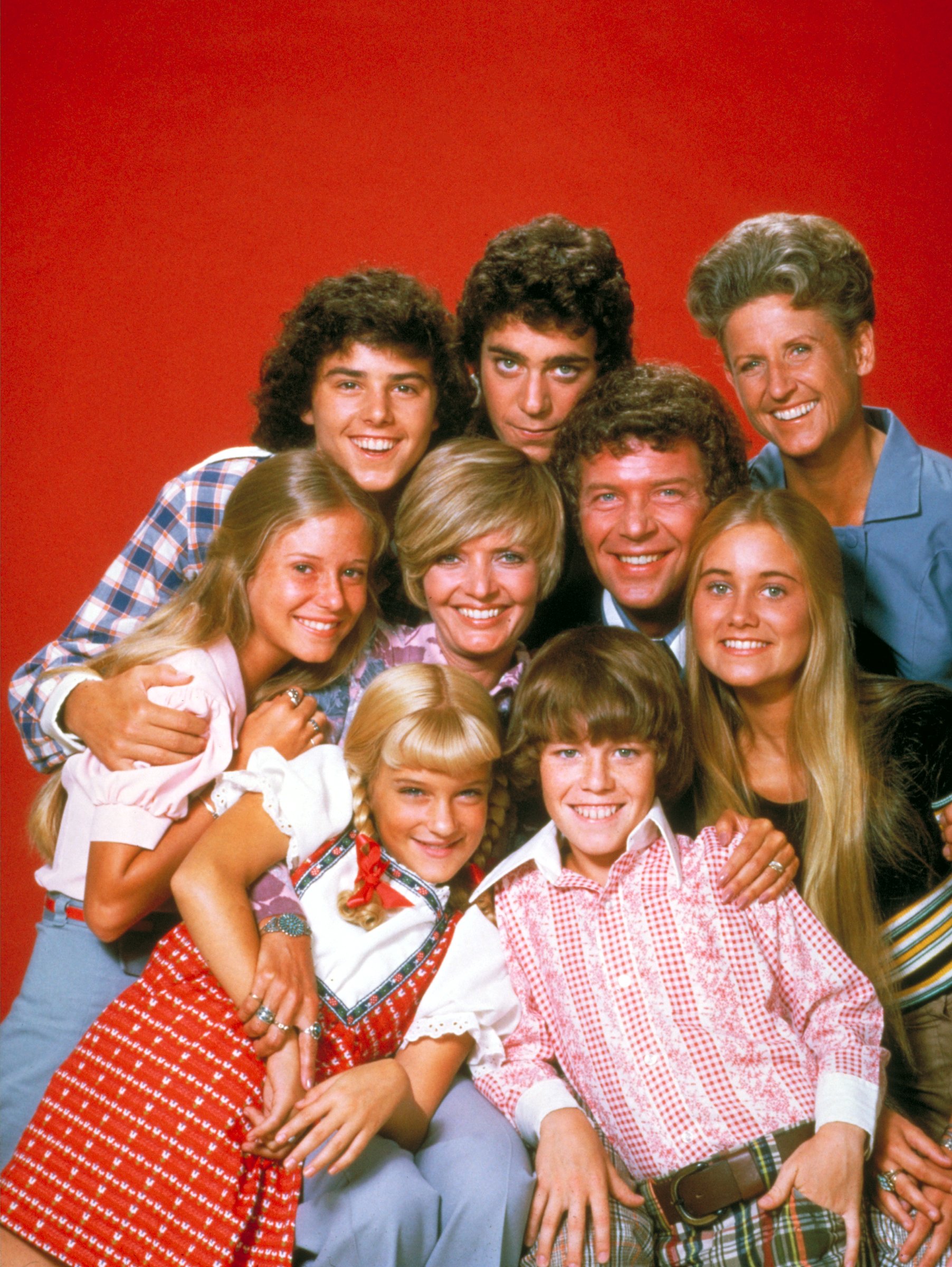 Barry Williams and the cast crew of "The Brady Bunch" on set of the sitcom in 1970 | Source: Getty Images