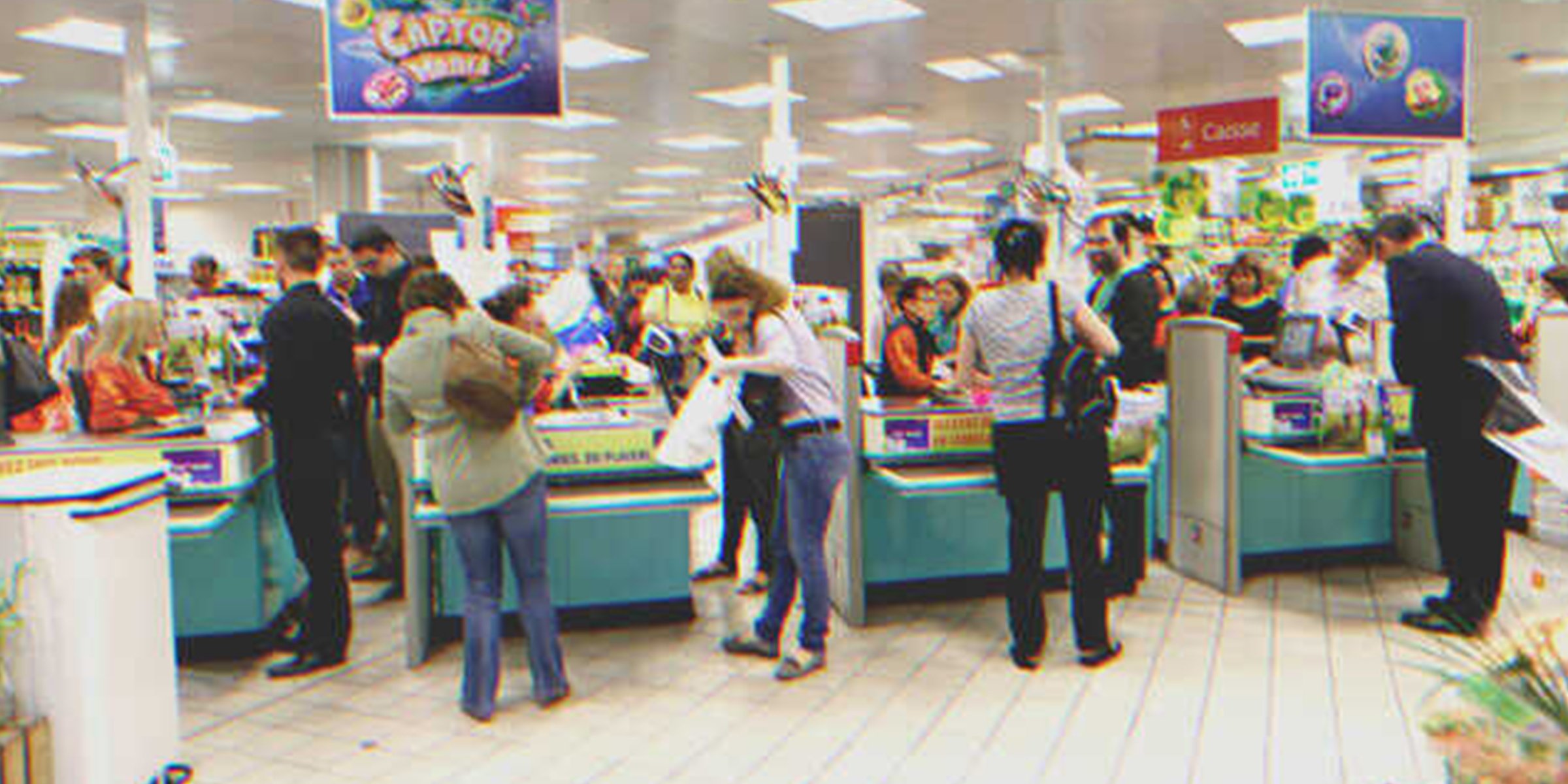 A crowded supermarket. | Source: Shutterstock