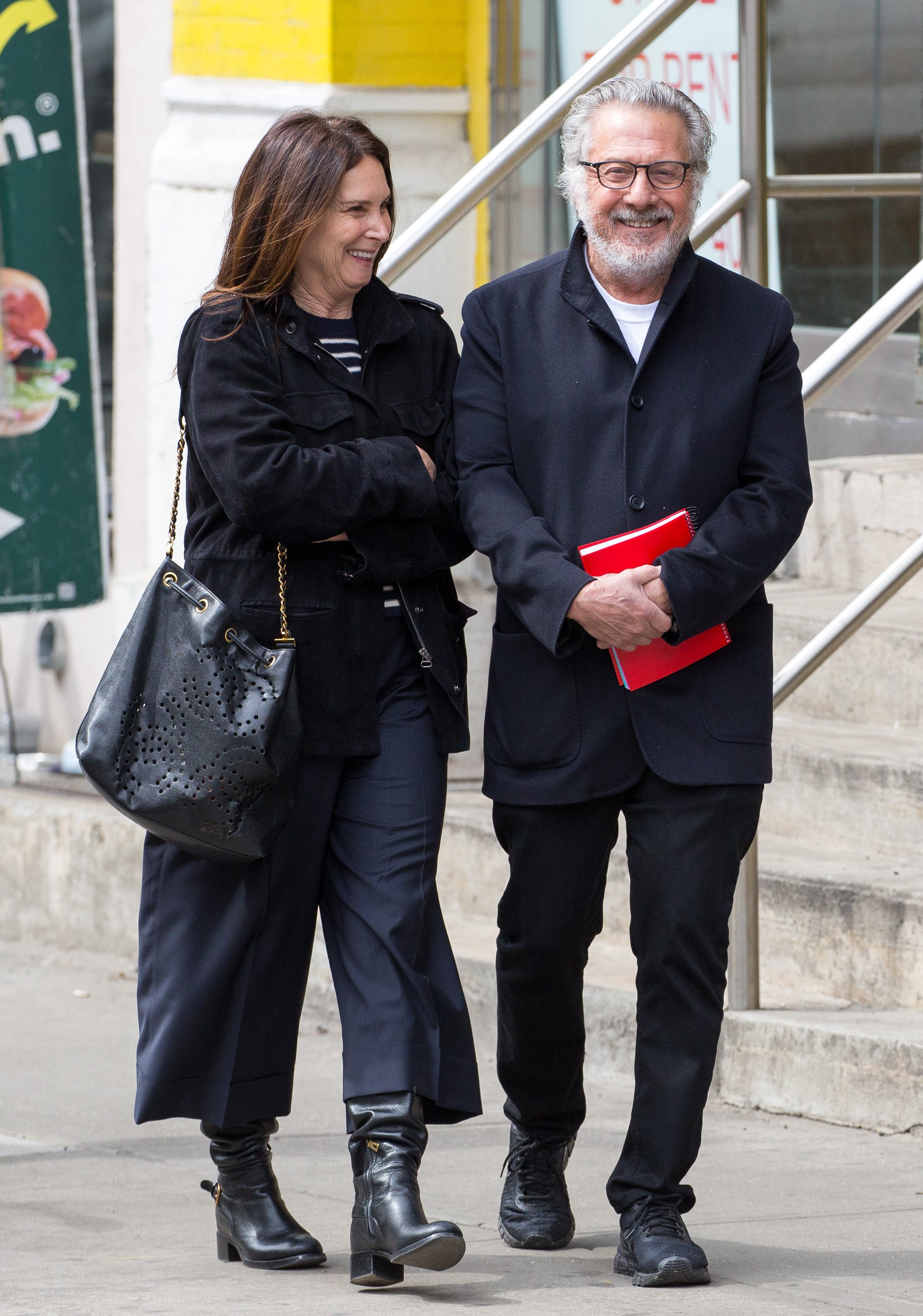 Dustin Hoffman y su esposa Lisa Hoffman fueron vistos caminando por Soho, el 28 de abril de 2016 en Nueva York. | Foto: Getty Images