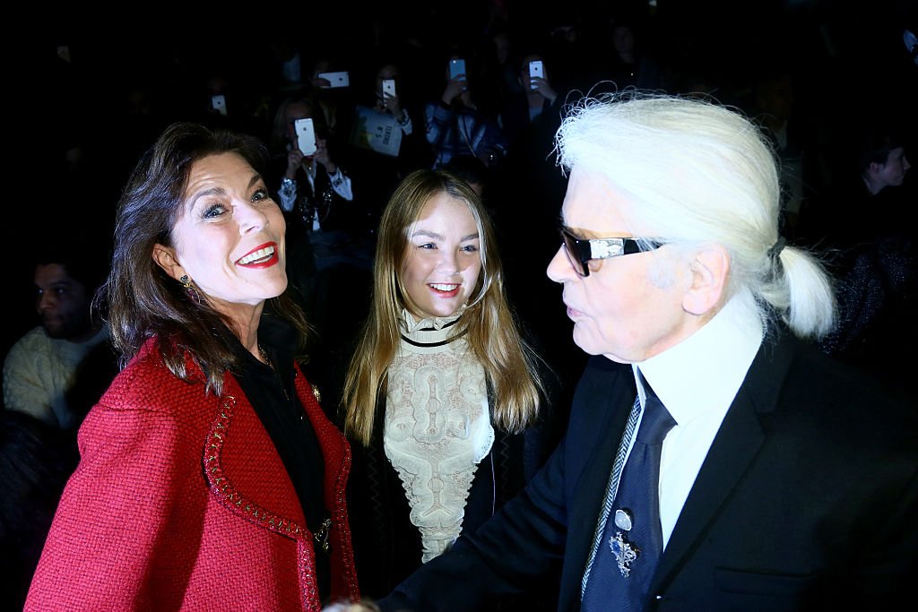 Carolina de Monaco, Alexandra de Hannover y Karl Lagerfeld. | Foto: Getty Images. Carolina de Monaco, Alexandra de Hannover y Karl Lagerfeld. | Foto: Getty Images.