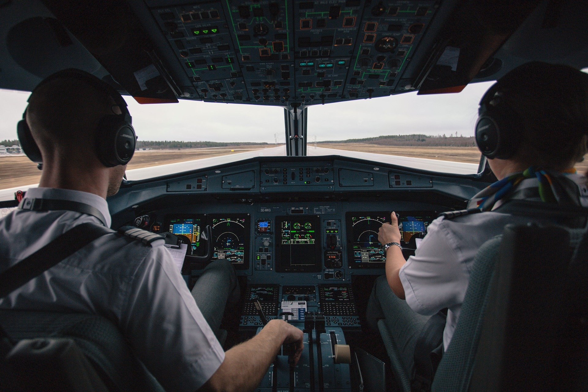 Cabine des pilotes d'un avion. | Photo: Pixabay