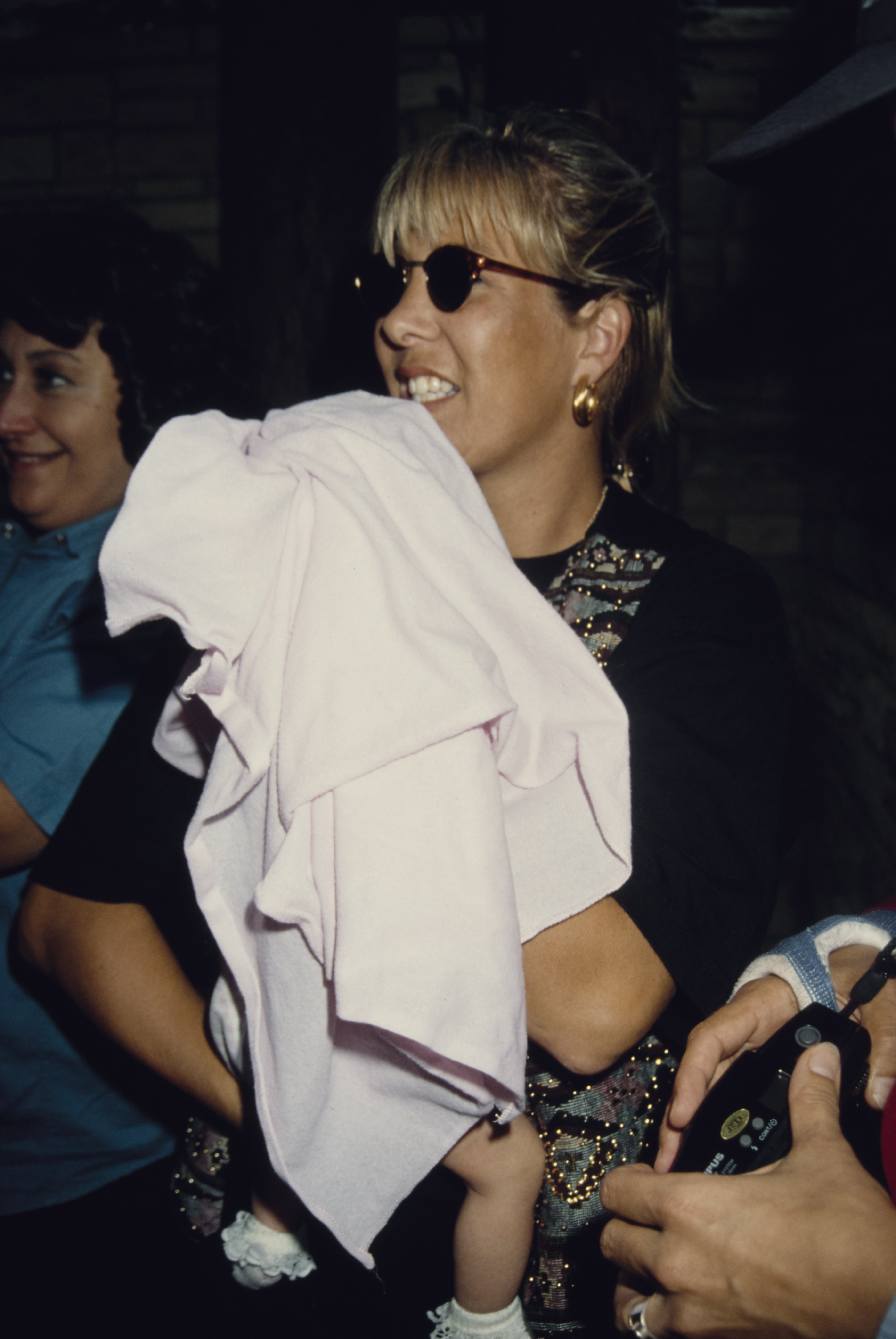 American songwriter Sandy Mahl holding her daughter, August Anna, backstage at Garth Brook's concert date at the Hollywood Bowl in Los Angeles, California, 14th July 1994. | Source: Getty Images