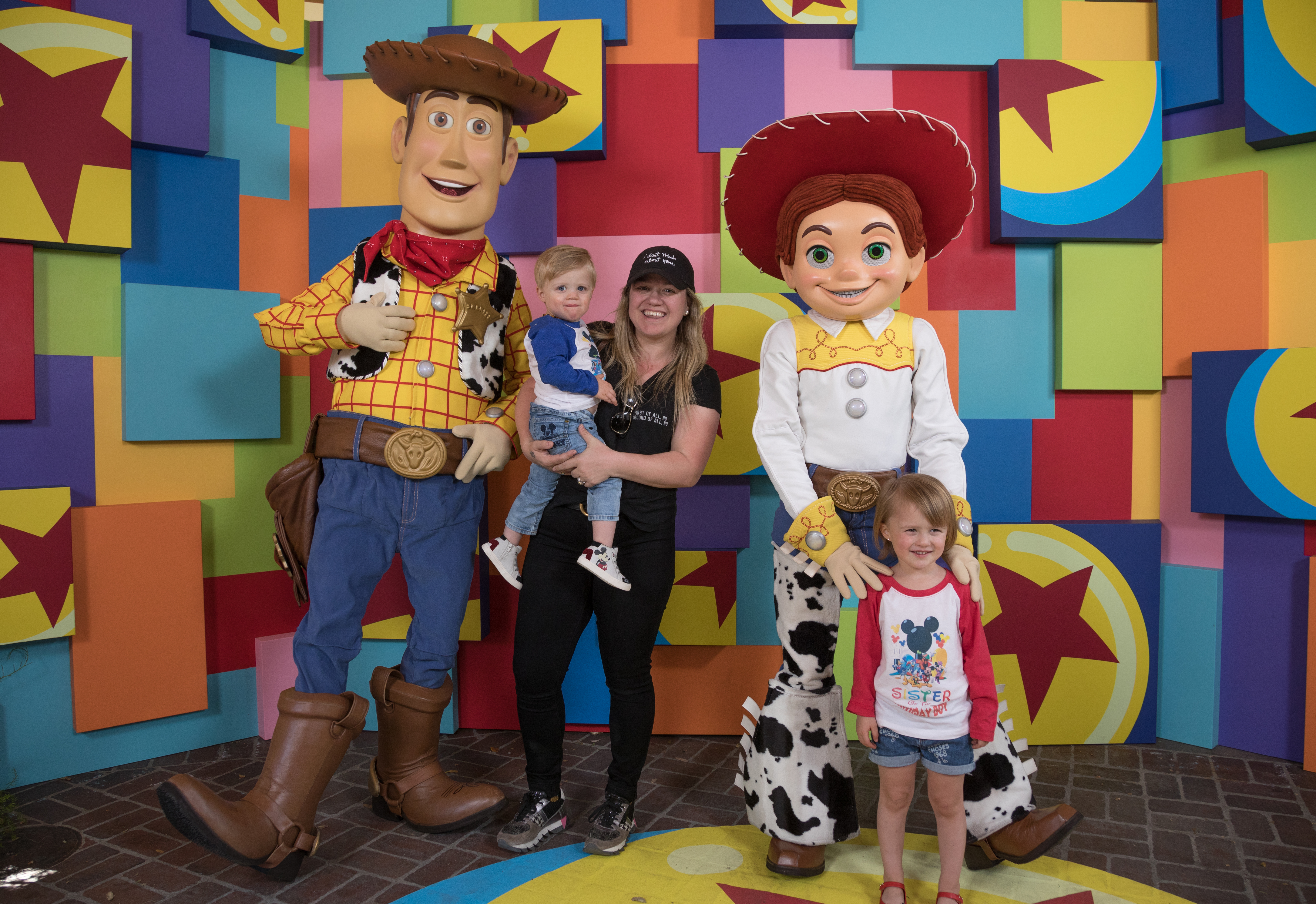 Kelly Clarkson and her children, Remington Alexander and River Rose, visit with Woody and Jessie at the launch of Pixar Fest at the Disneyland Resort in Anaheim, California, on April 12, 2018 | Source: Getty Images