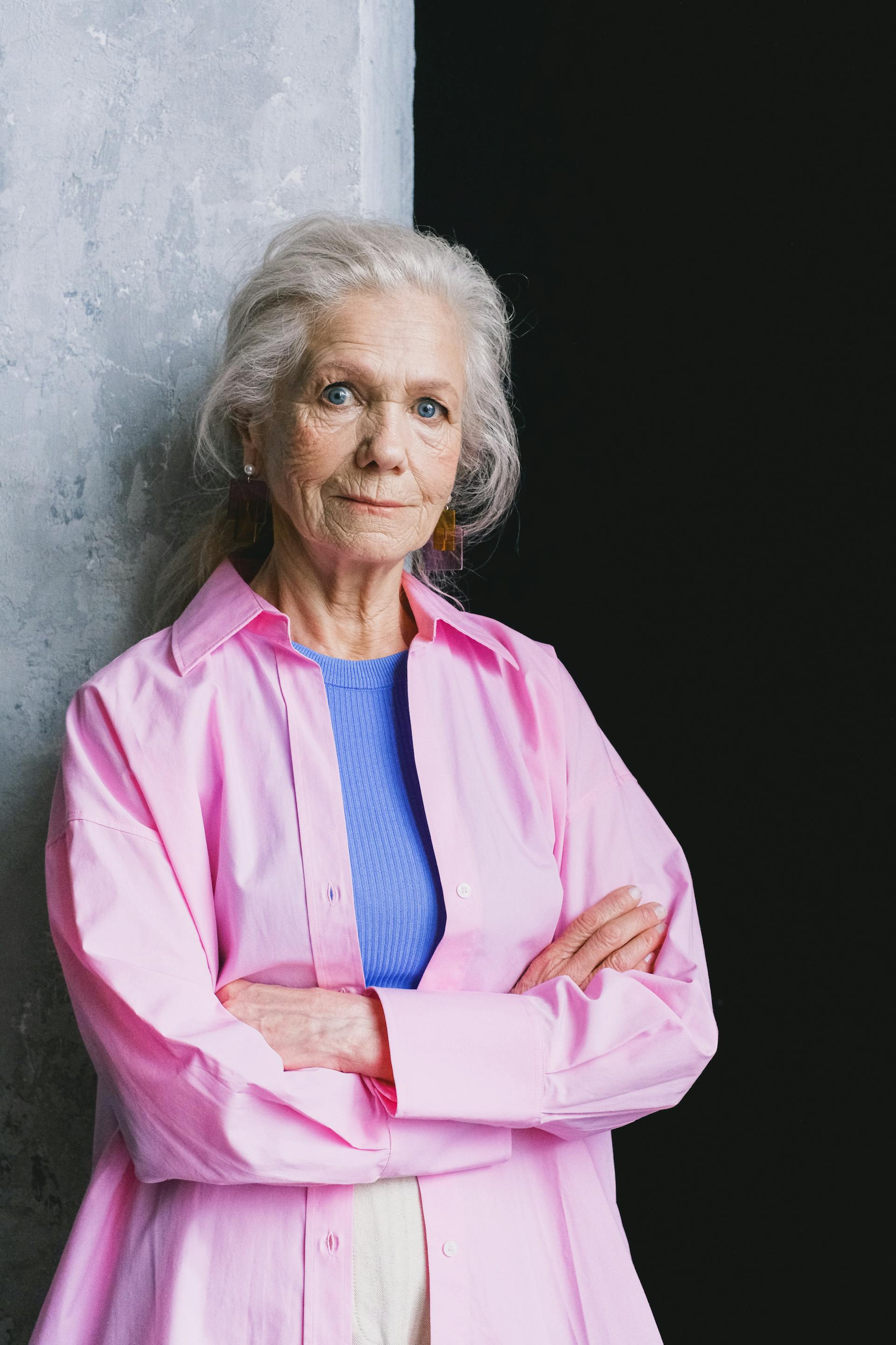 An older woman standing with her arms crossed | Source: Pexels