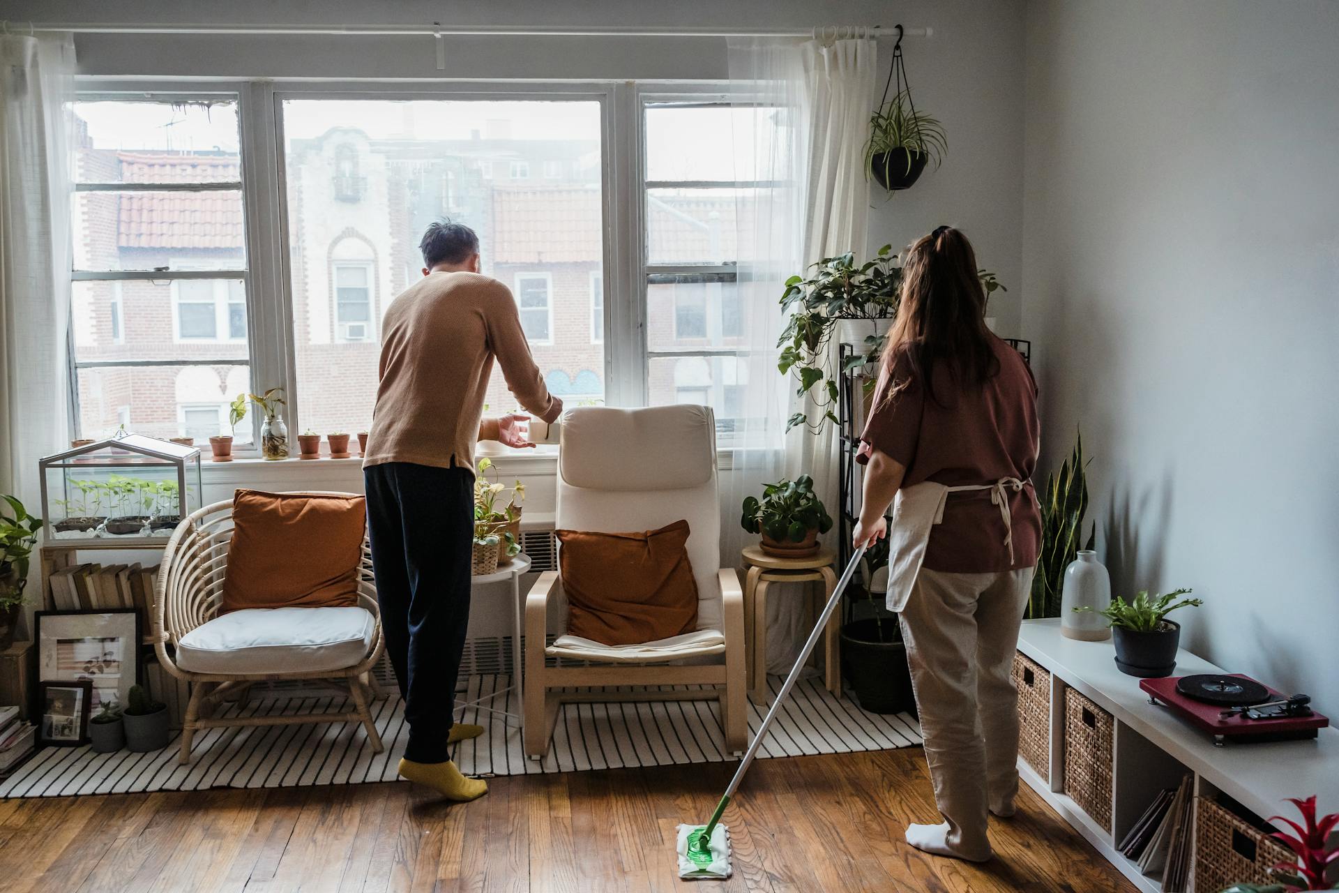 A couple cleaning | Source: Pexels