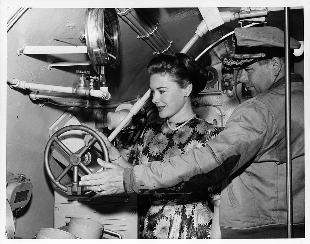 Glenn Ford gives Diane Brewster a personally escorted tour of the submarine when she visits the set of the film 'Torpedo Run', 1958. | Photo : Getty Images