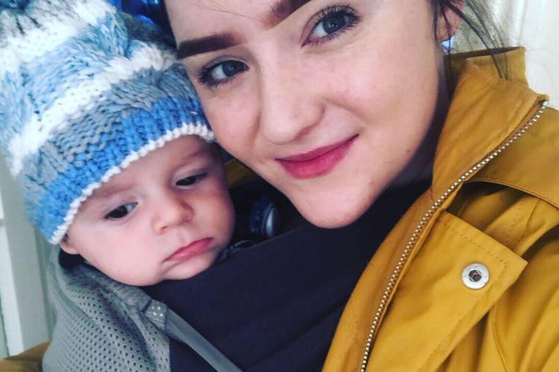 Adorable Chester avec maman Sophie qui était stupéfaite quand personne ne lui a proposé de s'asseoir | source : Kennedy Nouvelles et médias