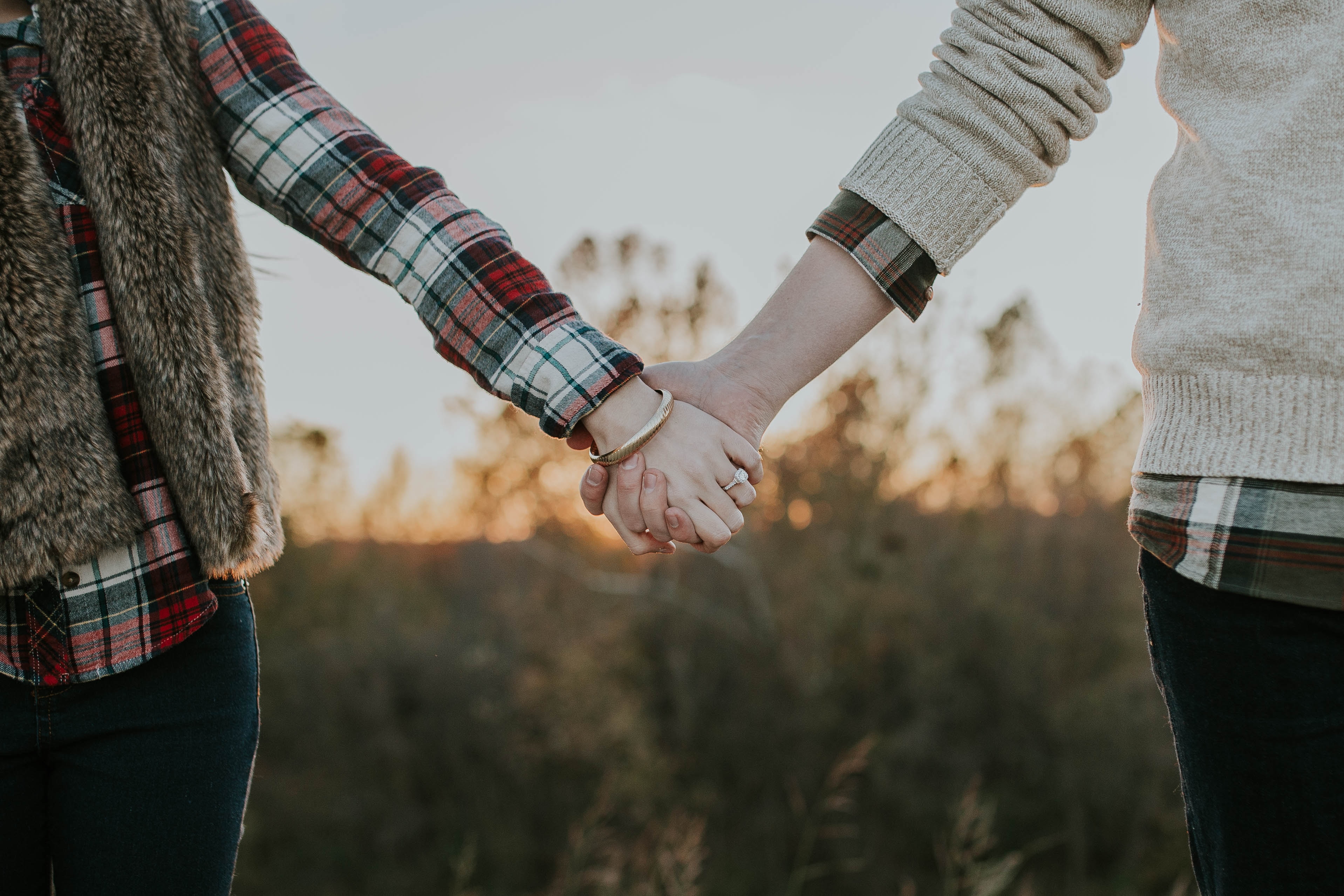 Young lovers holding hands | Source: Unsplash