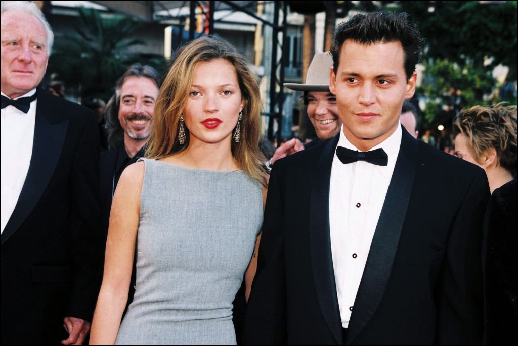 Kate Moss und Johny Depp 1997 in Cannes auf dem roten Teppich für "The Brave" (Foto von Pool APESTEGUY / BENAINOUS / DUCLOS / Gamma-Rapho) | Soruce: Getty Images